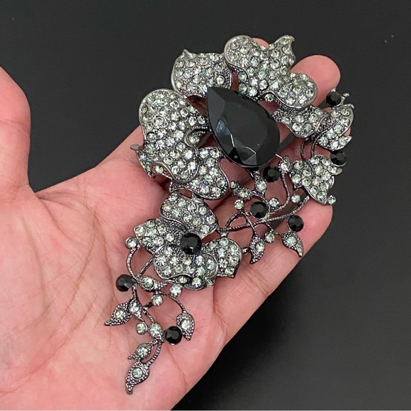 Unsigned Flower Bouquet Faux Rhinestones Gunmetal Large Brooch 62g NOS - Picture 2 of 13
